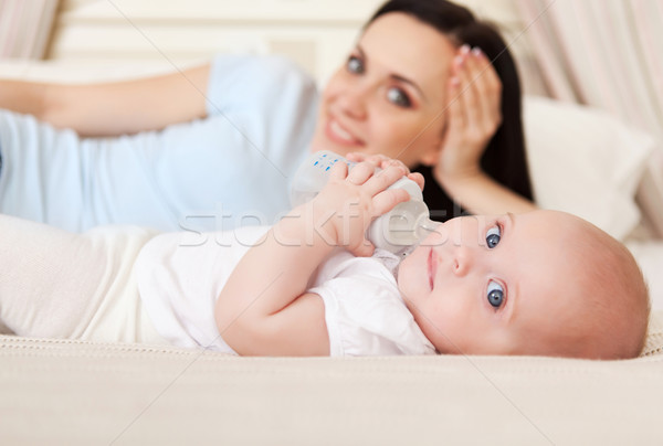 Gelukkig glimlachend moeder zes maand oude Stockfoto © dashapetrenko