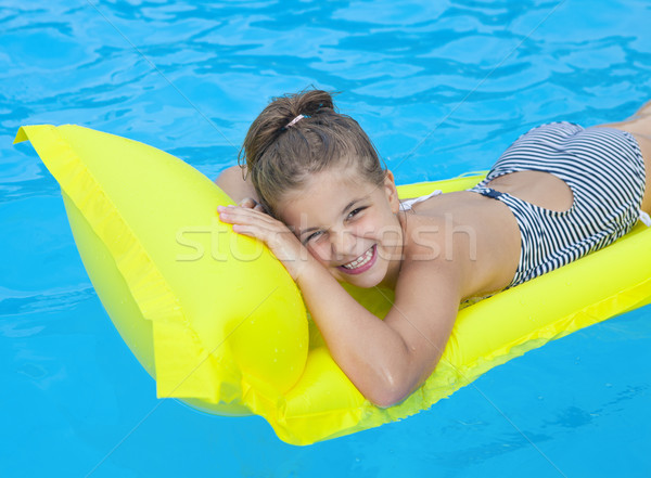 Stock foto: Kleines · Mädchen · Schwimmen · Schlauchboot · Strand · Matratze · glücklich