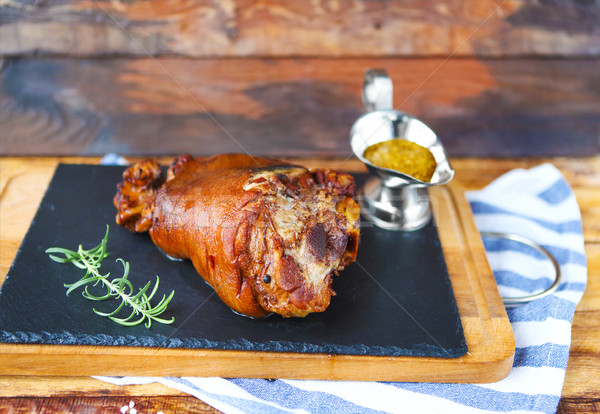 Schweinefleisch Bein serviert Knoblauch Sauce Stock foto © dashapetrenko
