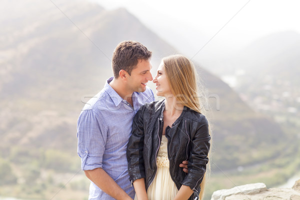 Gyönyörű boldog mosolyog pár átkarol kint Stock fotó © dashapetrenko