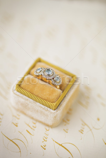 Mariage invitations jaune anneau velours boîte Photo stock © dashapetrenko