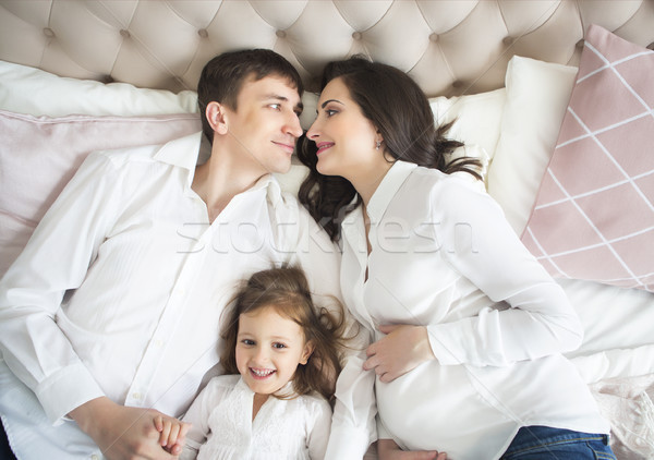 [[stock_photo]]: Heureux · enceintes · famille · femme · enceinte · mari · peu