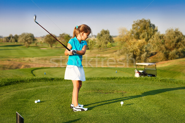 Cute meisje spelen golf veld outdoor Stockfoto © dashapetrenko