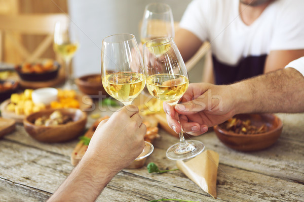 Mâini vin alb ochelari cină celebrare alimente Imagine de stoc © dashapetrenko
