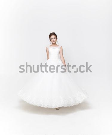 Tineri destul de caucazian mireasă rochie de mireasa studio Imagine de stoc © dashapetrenko