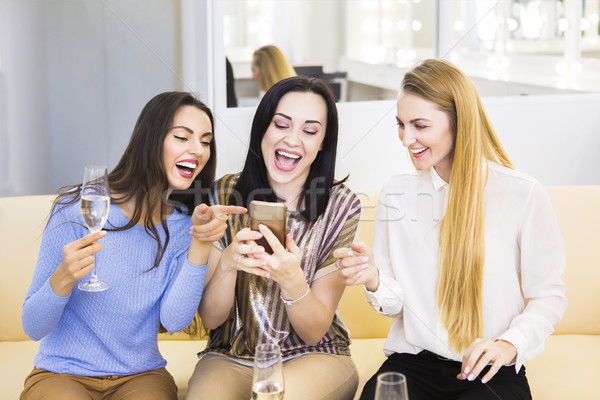 Tre sorridere femminile amici cellulare Foto d'archivio © dashapetrenko