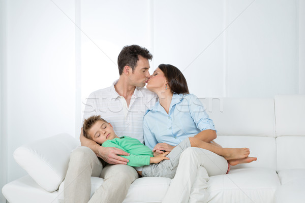 Portret rodzinny całując mały chłopca człowiek Zdjęcia stock © Dave_pot