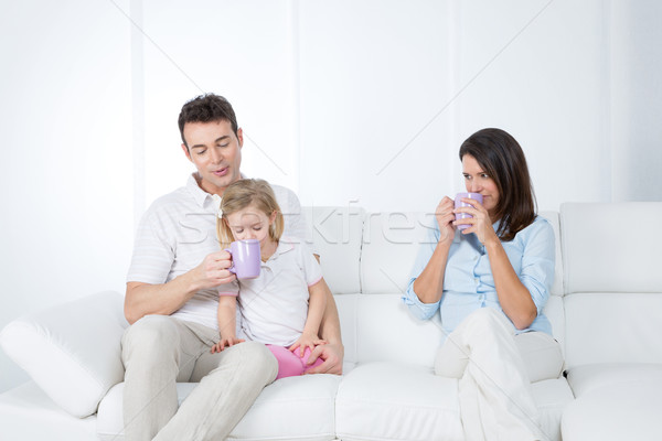 Család reggeli kanapé kíváncsi lánygyermek ital Stock fotó © Dave_pot
