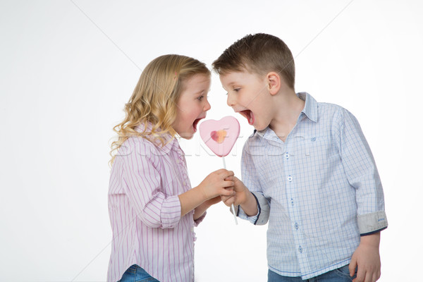 Fivér lánytestvér eszik nyalóka kettő gyerekek Stock fotó © Dave_pot
