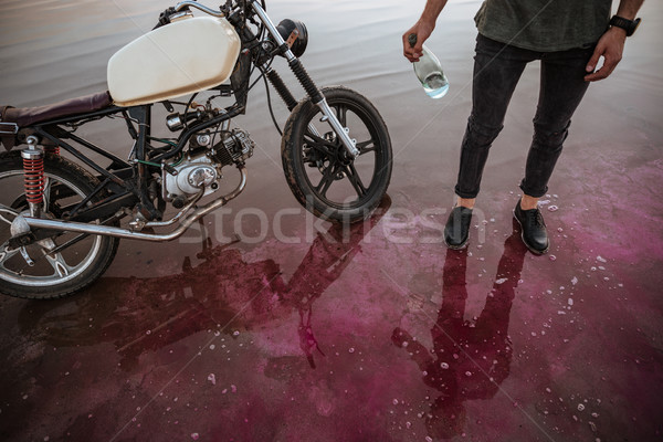 Imagine bărbaţi în picioare motocicletă sticla de apa Imagine de stoc © deandrobot