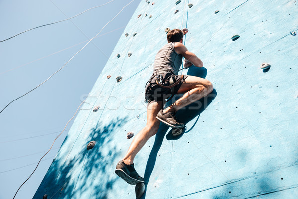 Jeune homme exercice alpinisme pratique mur jeunes Photo stock © deandrobot