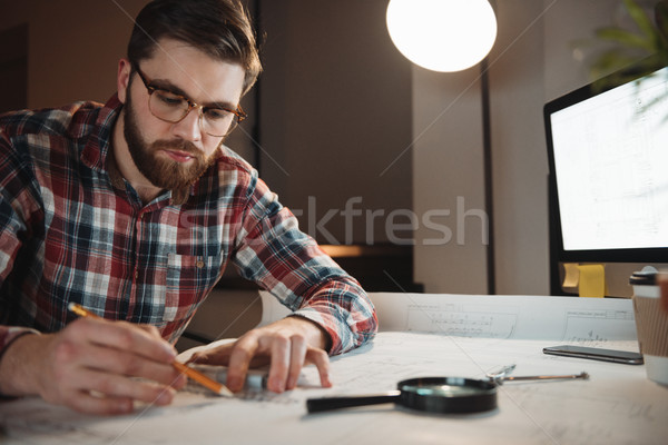 [[stock_photo]]: Homme · travail · graphique · bureau · bureau · portrait