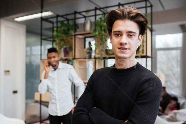 Foto stock: Foto · dos · jóvenes · guapo · estudiantes · biblioteca