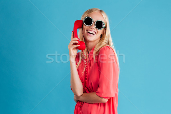 [[stock_photo]]: Heureux · femme · parler · rouge · téléphone · regarder