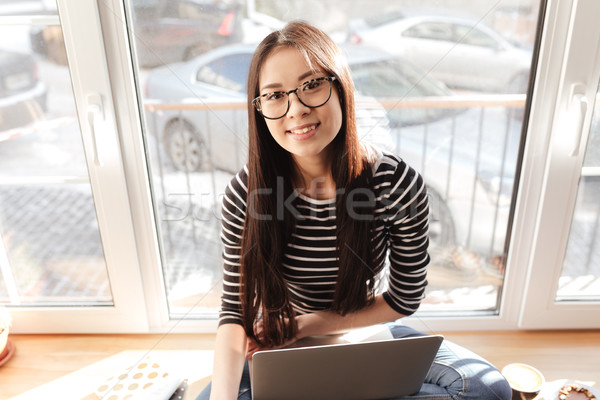 Górę widoku uśmiechnięty asian kobieta parapet Zdjęcia stock © deandrobot
