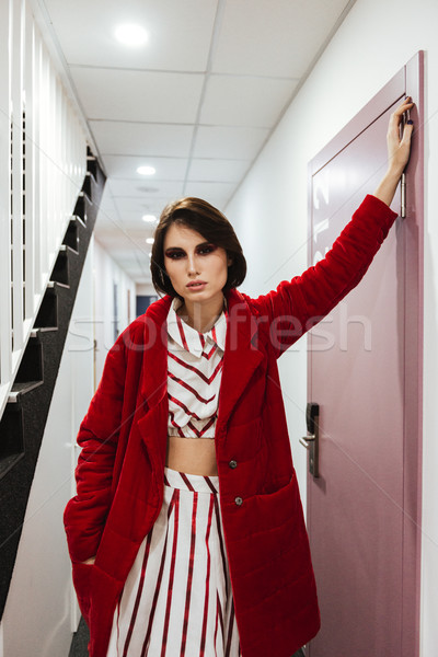 Foto stock: Hermosa · rojo · abrigo · pie · pasillo