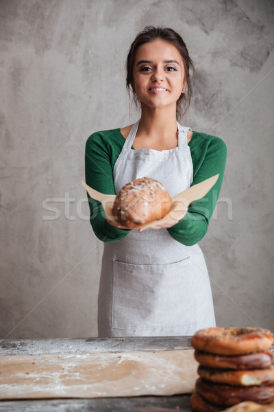 Foto stock: Jóvenes · feliz · dama · Baker · pie