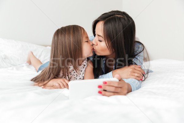 [[stock_photo]]: Femme · peu · fille · téléphone · portable · baiser · photo