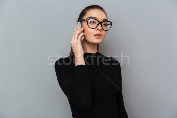 Portret ocupat vorbesc telefon mobil Imagine de stoc © deandrobot