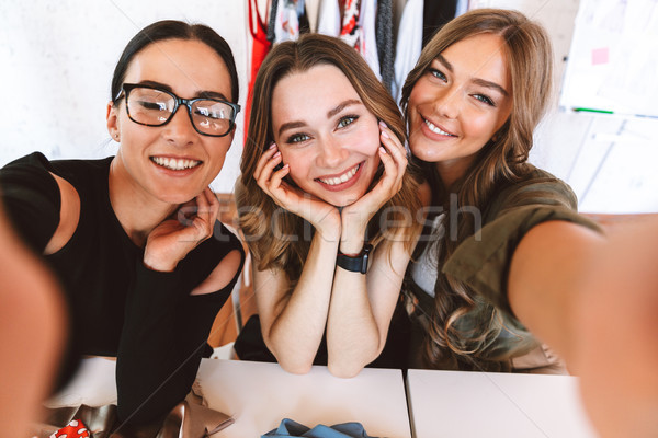 Foto d'archivio: Tre · giovani · donne · vestiti · seduta