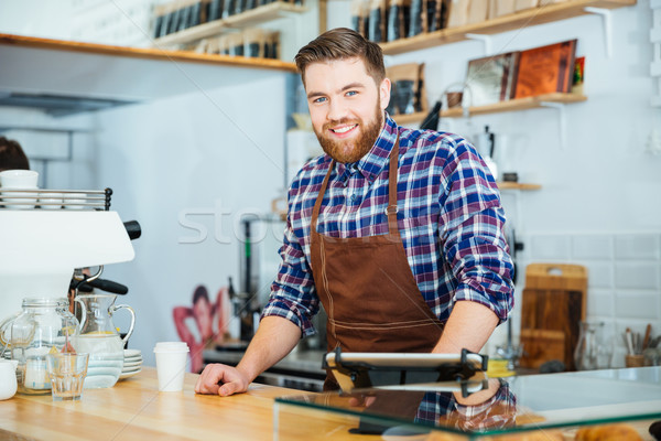 Foto stock: Alegre · guapo · jóvenes · barista · barba · de · trabajo