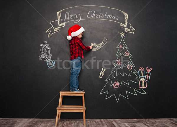 Foto stock: Crianças · em · pé · banquinho · indicação · estrelas · quadro-negro