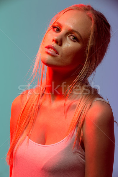 Neobisnuit portret femeie prezinta Imagine de stoc © deandrobot