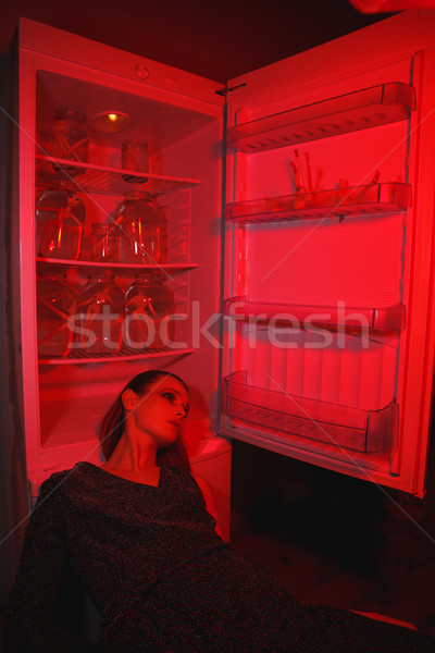 Stockfoto: Verticaal · afbeelding · jonge · vrouw · koelkast · jurk · foto
