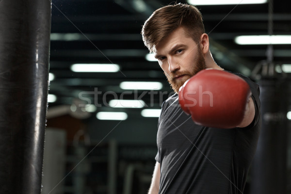 Grave guapo jóvenes fuerte deportes hombre Foto stock © deandrobot