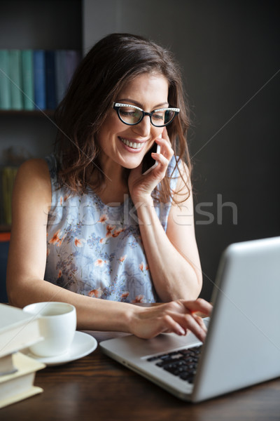 Fericit zâmbitor femeie matura vorbesc telefon Imagine de stoc © deandrobot
