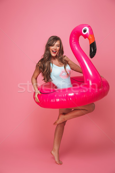 Portret szczęśliwy młoda kobieta strój kąpielowy stwarzające Zdjęcia stock © deandrobot
