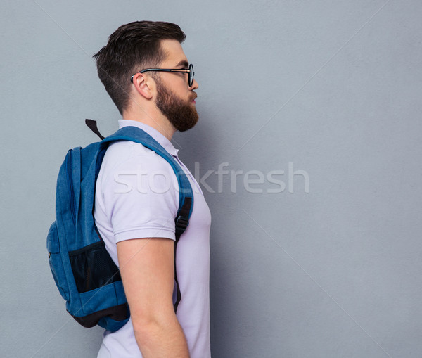 Foto stock: Vista · lateral · retrato · masculino · nerd · em · pé · cinza