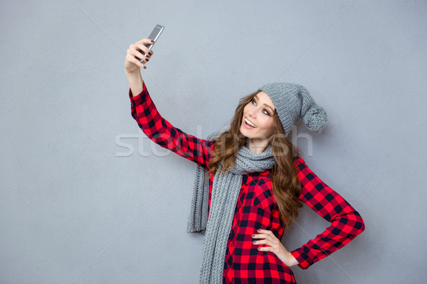 [[stock_photo]]: Femme · souriante · photo · portrait · smartphone · gris