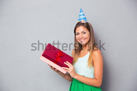 Femme souriante fête chapeau présents boîte [[stock_photo]] © deandrobot