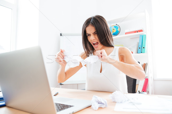 [[stock_photo]]: Femme · d'affaires · travail · portable · papiers · bureau · colère