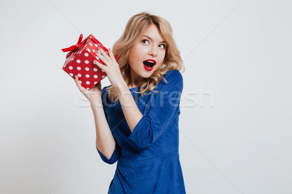 Incroyable jeune femme coffret cadeau blanche photo [[stock_photo]] © deandrobot