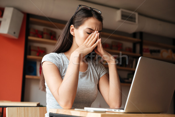 Müde Frau drinnen mit Laptop Computer anfassen Stock foto © deandrobot