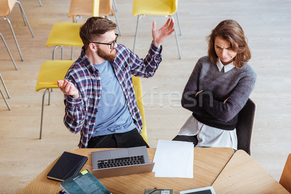 Foto stock: Enojado · estudiantes · biblioteca · escrito · notas · reñir