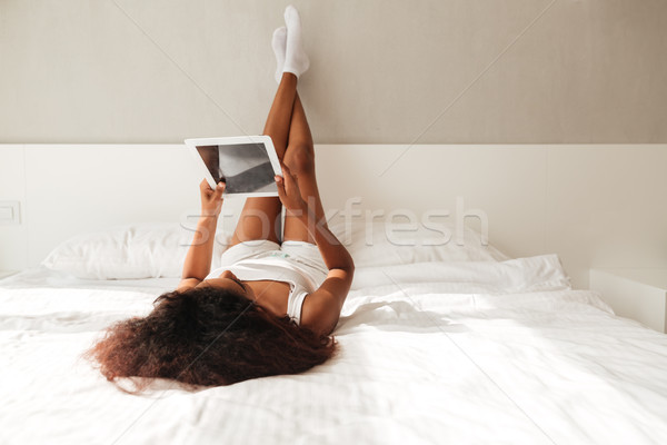 ストックフォト: 背面図 · 女性 · ベッド · 脚
