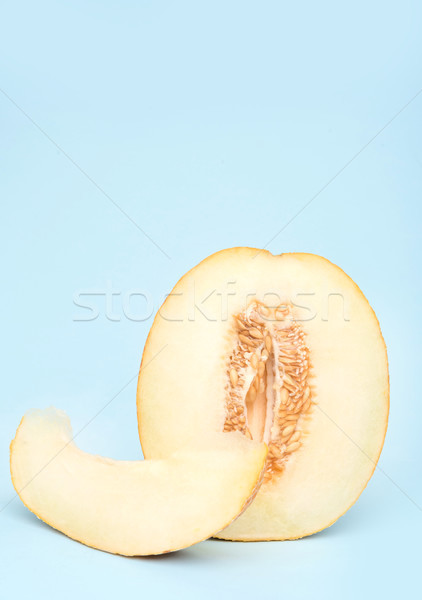 Vertikalen erschossen Hälfte gelb Melone Scheibe Stock foto © deandrobot