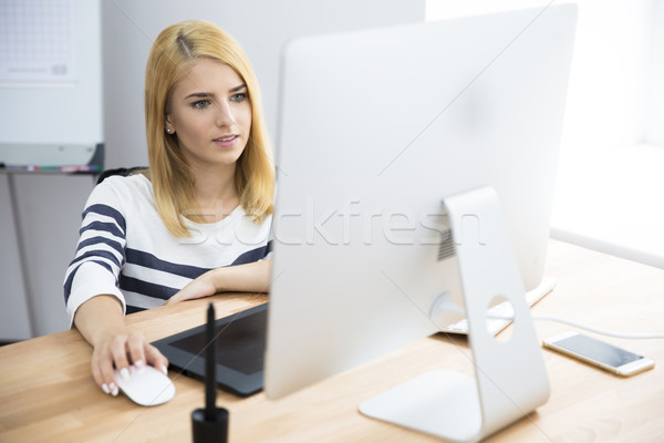 Vrouwelijke foto editor werken computer toevallig Stockfoto © deandrobot