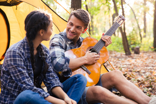 Zdjęcia stock: Para · posiedzenia · gitara · lasu · portret · szczęśliwy