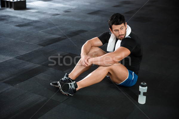 Sportler Sitzung Stock Fitnessstudio tragen blau Stock foto © deandrobot