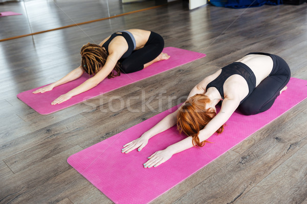Kettő nő megnyugtató gyakorol jóga stúdió Stock fotó © deandrobot