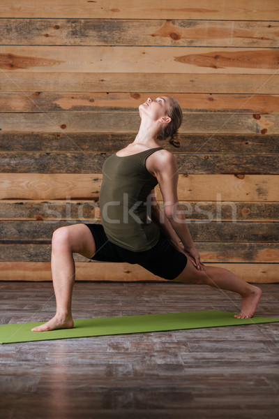 Vrouw aantrekkelijke vrouw yogamat sport fitness Stockfoto © deandrobot