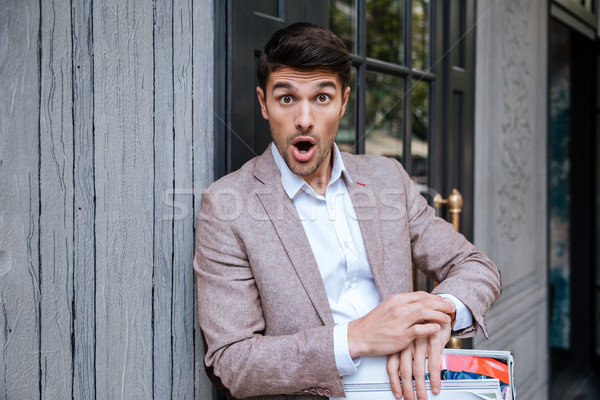 Portret zdziwiony człowiek patrząc oglądać Zdjęcia stock © deandrobot