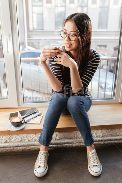 Pionowy obraz asian kobieta pitnej kawy Zdjęcia stock © deandrobot