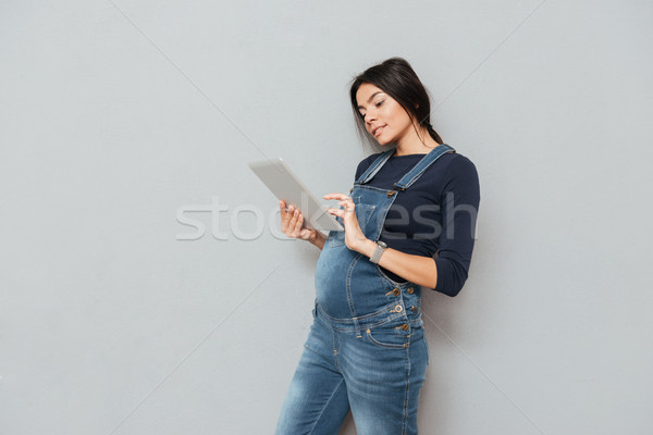 Foto d'archivio: Concentrato · donna · incinta · foto · piedi · posa