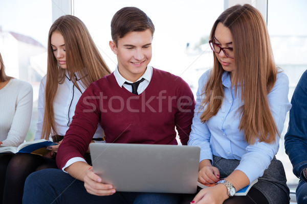 Foto stock: Estudantes · usando · laptop · universidade · escola · retrato · feliz