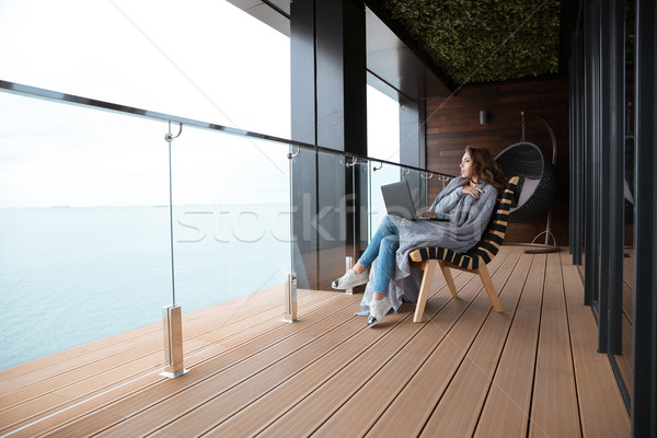 Traurig ernst Frau Sitzung gestrickt schönen Stock foto © deandrobot